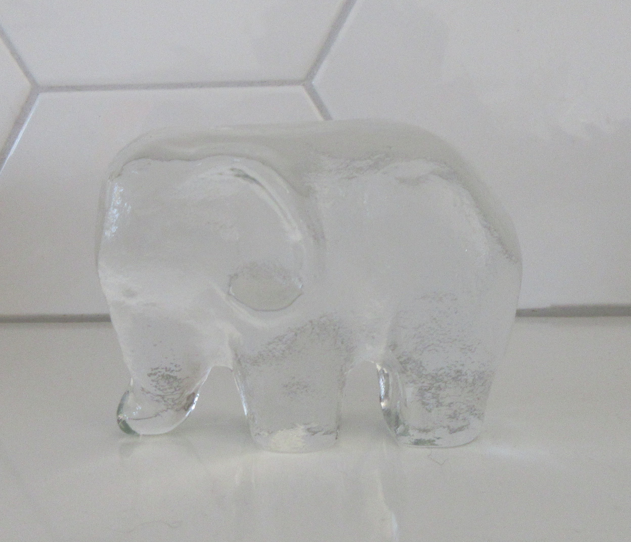 Niet of onleesbaar gesigneerd - Blank glazen presse papier Olifant kopen? Bied vanaf 1!