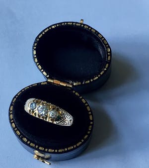 14K Goud - geelgouden antieke ring met drie briljant geslepen diamanten kopen? Bied vanaf 200!