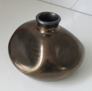 Niet of onleesbaar gesigneerd - Bronzen studio keramische deukvaas kopen? Bied vanaf 1!