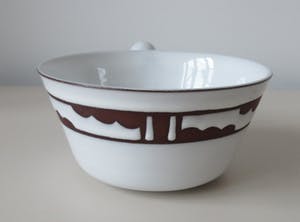 Niet of onleesbaar gesigneerd - Tien aardewerken soepkommen met wit Sgraffito decor kopen? Bied vanaf 1!