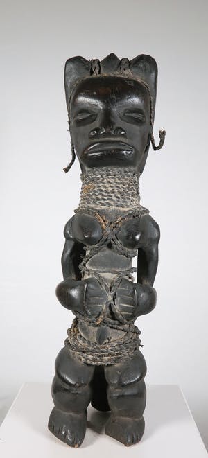 Fang - Houten gestoken voorouderbeeld omwonden met touw kopen? Bied vanaf 1!