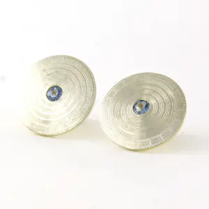 Goud met platina oorknoppen bezet met saffier 5.3 gram kopen? Bied vanaf 625!