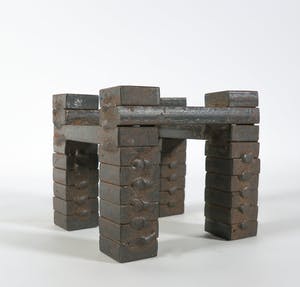 David van de Kop - Constructivistisch ijzeren beeld met vier pilaren kopen? Bied vanaf 300!