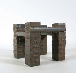 David van de Kop - Constructivistisch ijzeren beeld met vier pilaren verkocht voor € 300!