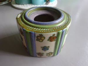 Plateelbakkerij Zuid-Holland - Inktpotje Boudoir- gekleurde ribben- pasteltinten kopen? Bied vanaf 15!