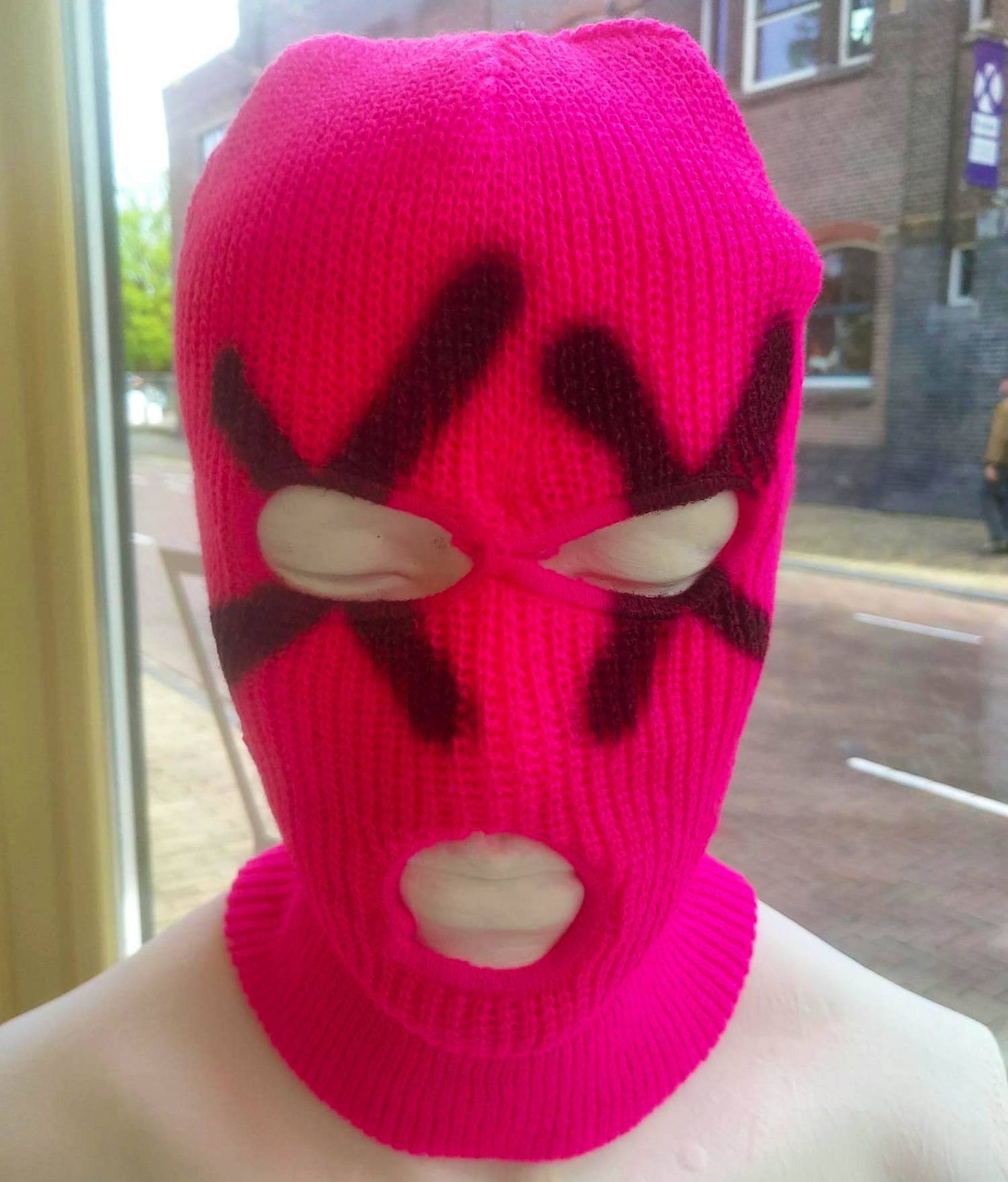 Nadya Tolokonnikova - Handpainted Balaclava verkocht voor € 175!
