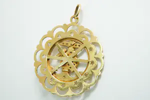 96 - Grote, gedetailleerde 18K gouden "geloof hoop & liefde" hanger met diamant kopen? Bied vanaf 800!