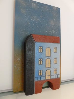Niet of onleesbaar gesigneerd - Grachtenpand stenen relief op paneel kopen? Bied vanaf 1!
