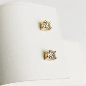 Diamanten oorknopjes 0,66 ct kopen? Bied vanaf 800!