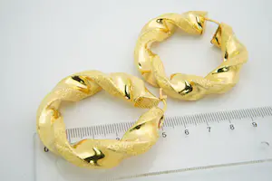 36 - Groot paar geel-gouden & "gedraaide" 18 Krt oorringen - geblazen kopen? Bied vanaf 590!