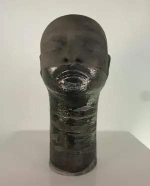 Ida De Roy - Set van twee sculpturen van keramiek, Hoofden kopen? Bied vanaf 200!