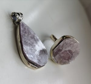 Niet of onleesbaar gesigneerd - hanger met ring met Flashy Lepidolite Mica kopen? Bied vanaf 10!