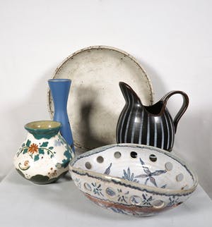 Plateelbakkerij Zuid-Holland - Arnhem Fayencefabriek & Flora Gouda - Lot van vijf keramieken objecten kopen? Bied vanaf 40!