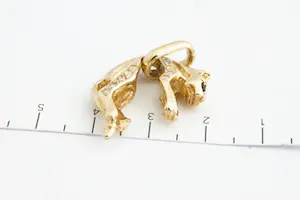157-  Massief 18 krt geel-gouden Panter hanger - met diamant & saffier kopen? Bied vanaf 270!