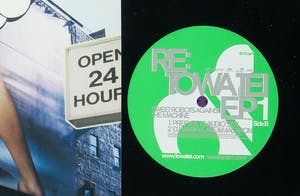 KAWS - Sweet Robots against the Machine - Re: Towa Tei EP1 - Ingelijst kopen? Bied vanaf 1!