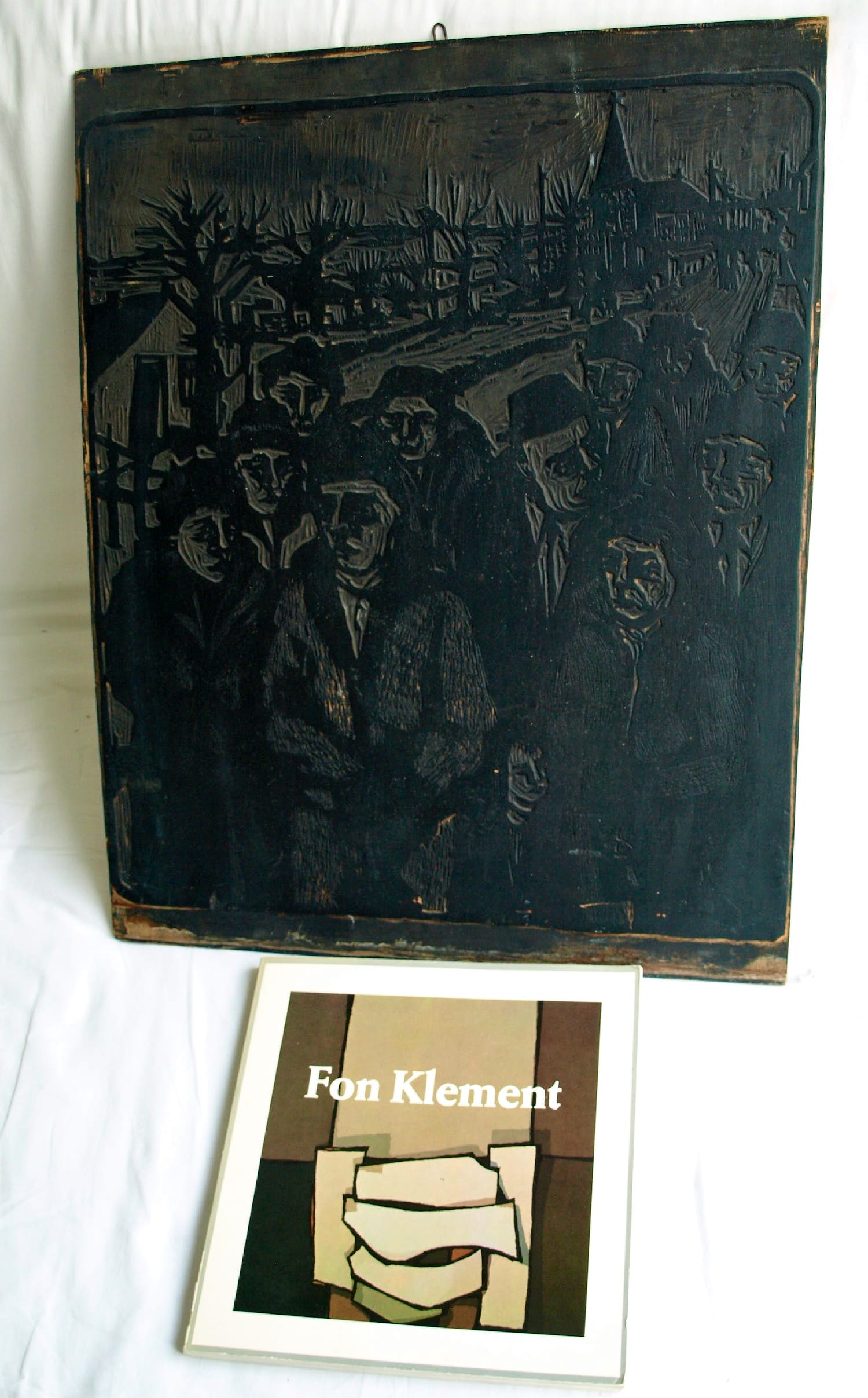 Fon Klement - Het houten paneel / drukblok van de houtsnede ‘Kerkgangers’ uit 1958 verkocht voor € 250!