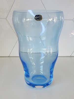 Niet of onleesbaar gesigneerd - Lichtblauwe Moderne kristallen vaas uit Bohemen verkocht voor € 10!