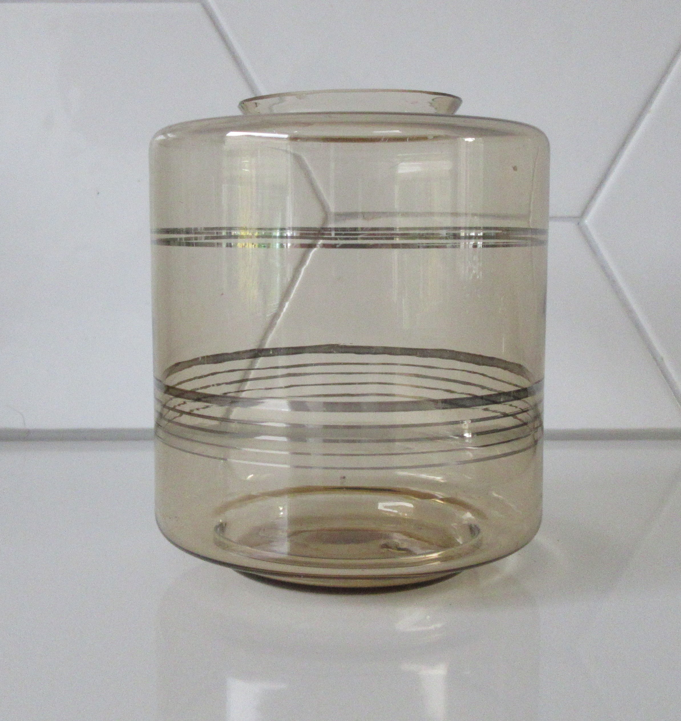 Niet of onleesbaar gesigneerd - Art deco Belgische rookglazen vaas (tonnetje) kopen? Bied vanaf 1!