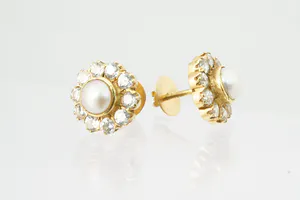 Elegante set 20Krt geel-gouden rozet dames-oorschroeven met parel en zirkonen kopen? Bied vanaf 90!