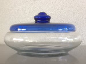 Jacques Boon - GLAZEN KOEKDOOS MET BLAUW DEKSEL kopen? Bied vanaf 23!