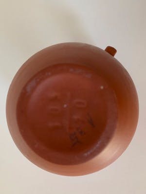 Niet of onleesbaar gesigneerd - Kruikvormig vaasje met oor kopen? Bied vanaf 10!