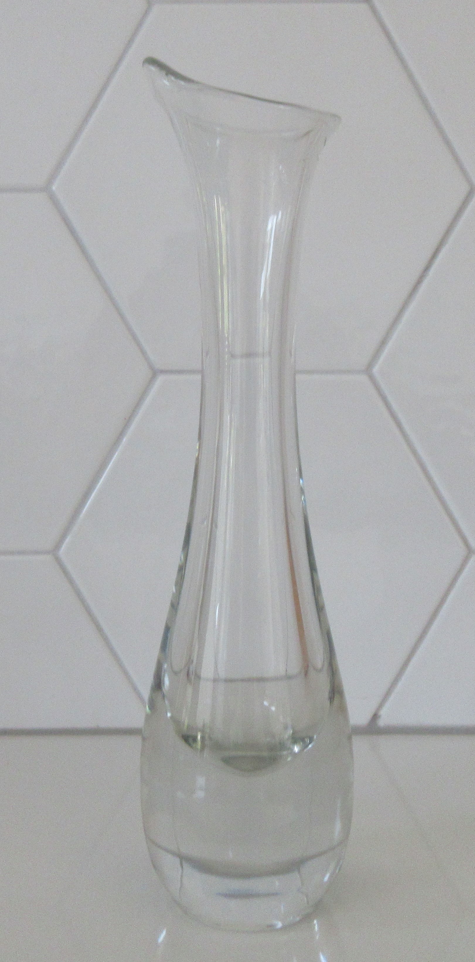 Niet of onleesbaar gesigneerd - Zware blank glazen sixties vaas verkocht voor € 2!