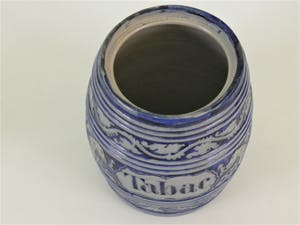 Niet of onleesbaar gesigneerd - Grote aardenwerken Tabac pot met drakenmotief kopen? Bied vanaf 1!