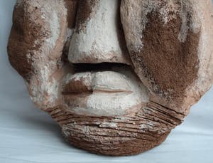 Niet of onleesbaar gesigneerd - Aardewerk (chamotte) en verf, ‘Hoofd’ – hoogte 44 cm kopen? Bied vanaf 1!