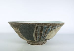 Dirk Hubers - Aardewerk, Sgrafitto schaal op voet kopen? Bied vanaf 100!