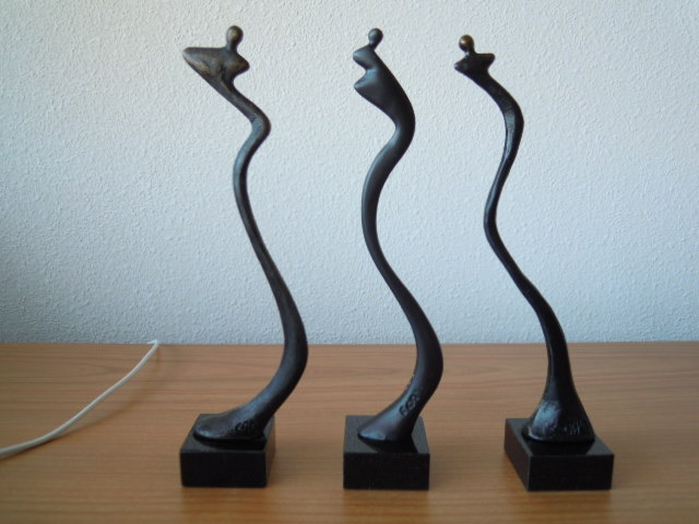 Corry Ammerlaan - Serie van 3 zeer moderne bronzen beeldjes. kopen? Bied vanaf 45!