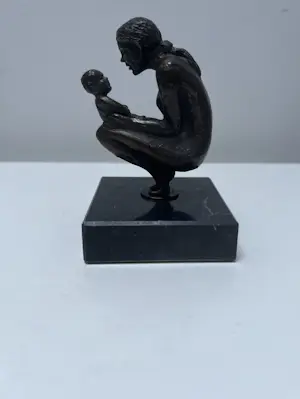 AcheterCorry Ammerlaan - Bronzen sculptuur | Moeder met baby? Enchérissez de 20!