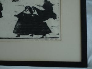 Niet of onleesbaar gesigneerd - Ingelijste houtsnede, Nonnen wandelend in de storm – 1966 kopen? Bied vanaf 1!
