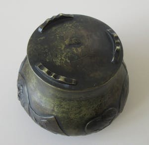 Niet of onleesbaar gesigneerd - Japanse 19e eeuwse Bronzen pot of kom op voeten- Meiji Periode kopen? Bied vanaf 10!
