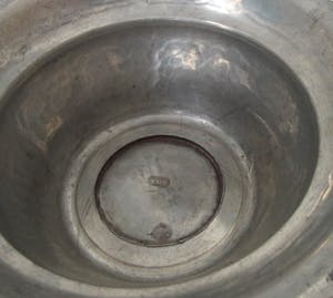 Curiosa - Gero - Hand gehamerde art deco tinnen schaal op voet kopen? Bied vanaf 1!