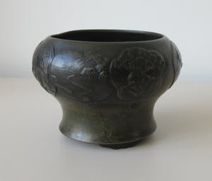 Niet of onleesbaar gesigneerd - Japanse 19e eeuwse Bronzen pot of kom op voeten- Meiji Periode kopen? Bied vanaf 10!