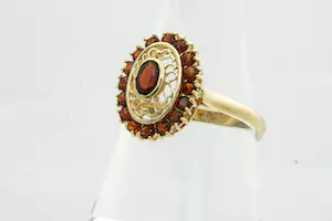 121 - Klassieke 18krt geel-gouden cluster of entourage ring met rode granaten kopen? Bied vanaf 190!