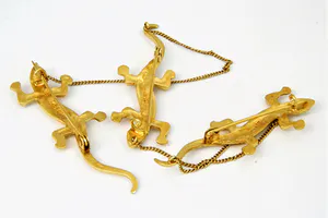 Opvallende geel-gouden 20 Krt Indonesië zg. Kabaja speld met salamanders kopen? Bied vanaf 980!