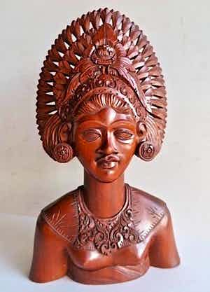 Buste van een Balinese Djanger Danseres - Handgesneden Hout verkocht voor € 50!
