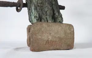 Ad Arma - Karakteristiek bronzen beeld met ijzer op stenen voet kopen? Bied vanaf 350!