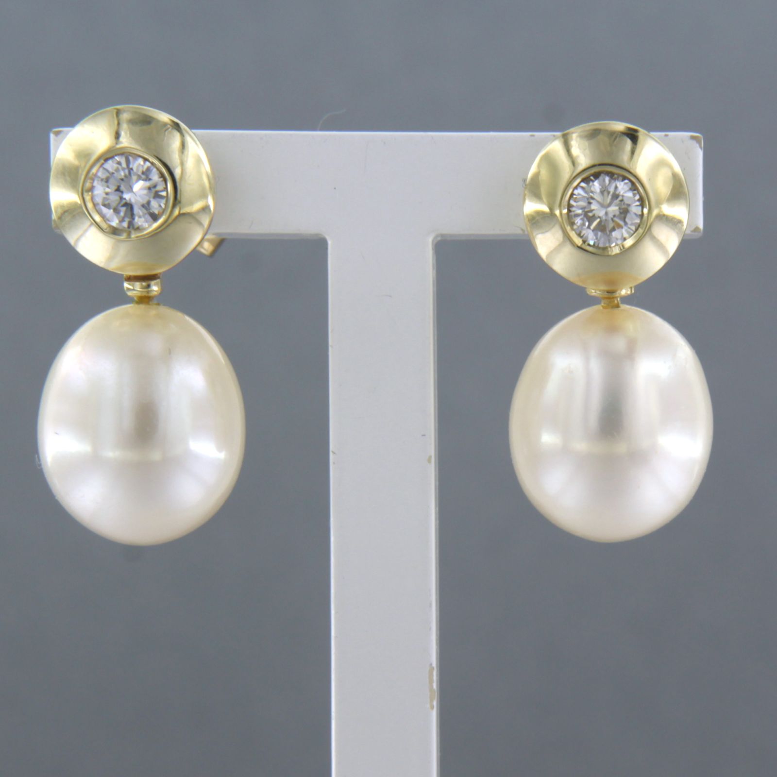 14k geel gouden oorhangers bezet met parel en briljant geslepen diamant 0.30ct kopen? Bied vanaf 710!