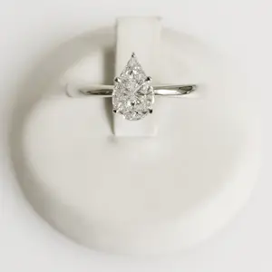 AcheterSolitaire ring met peervormige illusiezetting? Enchérissez de 900!