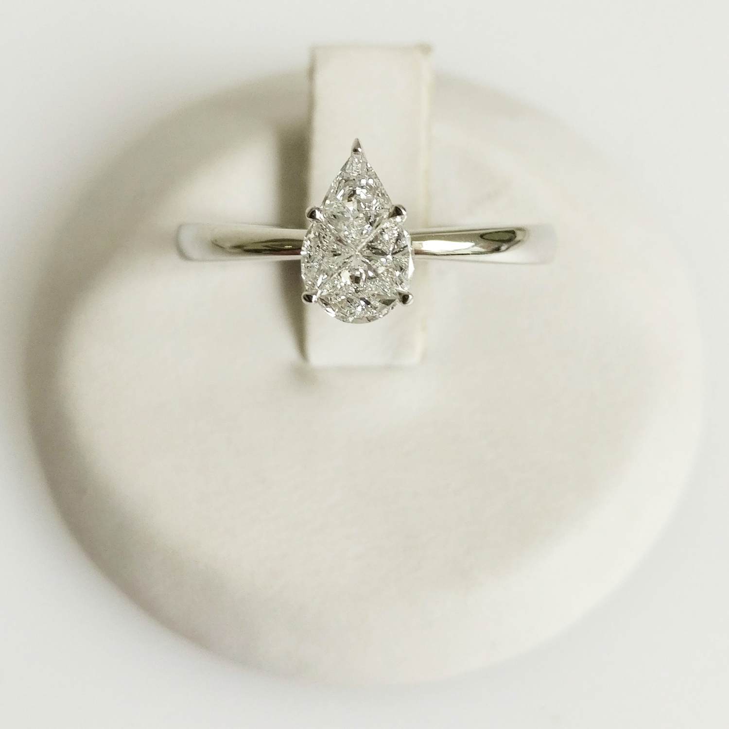 Solitaire ring met peervormige illusiezetting kopen? Bied vanaf 900!