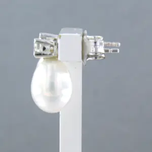 18k wit gouden oorknoppen met parel en briljant geslepen diamant kopen? Bied vanaf 280!