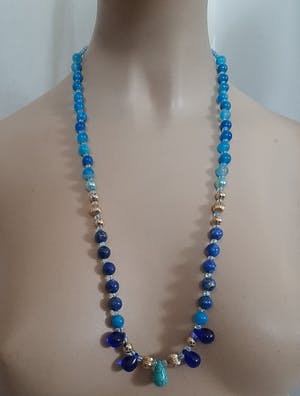 Niet of onleesbaar gesigneerd - Collier van lapis lazuli,blauw agaat,Murano glas druppels en turquoise kopen? Bied vanaf 1!