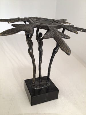 Corry Ammerlaan - Sculptuur “ Samen de schouders er onder “ kopen? Bied vanaf 35!