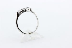 Art-deco stijl plaatring gezet met 3 baquette geslepen diamanten kopen? Bied vanaf 1150!
