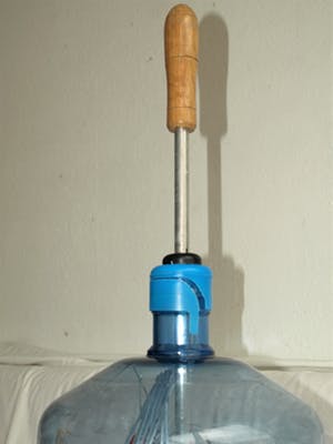 Niet of onleesbaar gesigneerd - Installatie-kunst , Paraplu + Watertank – ca 2003 kopen? Bied vanaf 1!