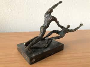 Brons (Onbekend) - Zwaar bronzen gesigneerd beeld - van 2 Mensen verkocht voor € 65!
