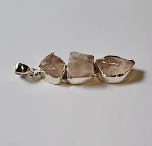 Unieke grote hanger van zilver 925 gezet met drie ruwe rozenkwarts stenen kopen? Bied vanaf 50!