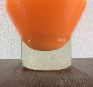 Niet of onleesbaar gesigneerd - HOGE ORANJE GLAZEN DESIGN VAAS kopen? Bied vanaf 1!